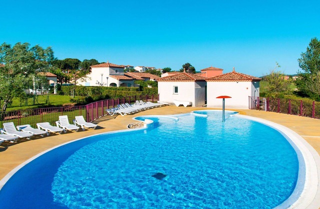 Hermoso apartamento en villa con WIFI, bañera de hidromasaje, piscina, TV, terraza, aparcamiento