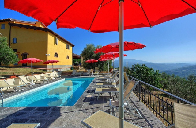 Bonito apartamento en villa con A/C, piscina, WIFI, TV, patio, mascotas permitida y aparcamiento