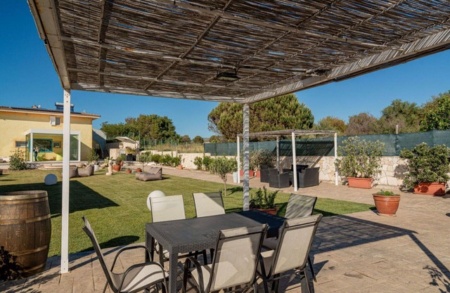 Precioso apartamento en villa con A/C, WIFI, piscina, TV, patio y mascotas permitida