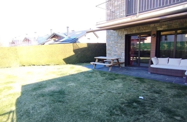 Bonito apartamento con gran jardín