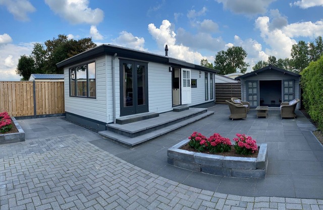 Bonito chalet con amplio jardín, en un parque de vacaciones en Friesland