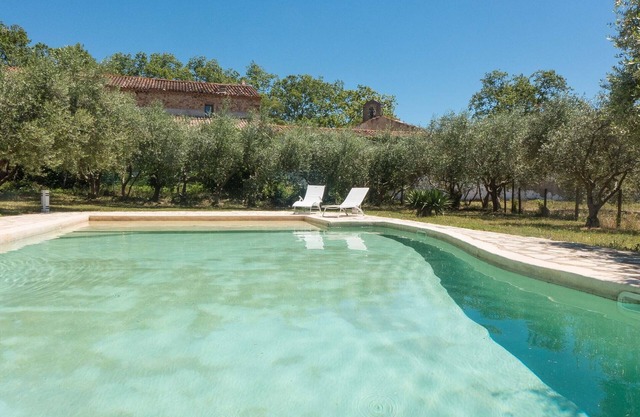 Nice cottage full of charm in a vineyard with large swimming pool