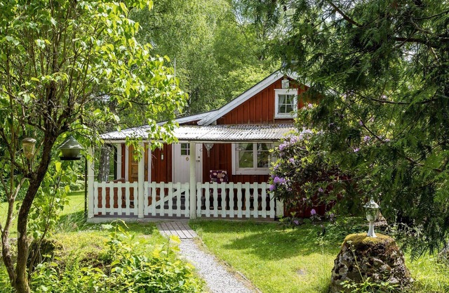 Nice cottage close to Urshult with access to a boat by lake Åsnen | SE06027