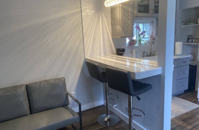Nice cozy stylish private bath and room. Enjoy just being so close to downtown.