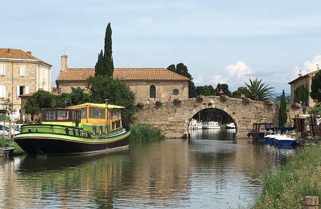 Bonita casa con piscina en la subdivisión tranquila