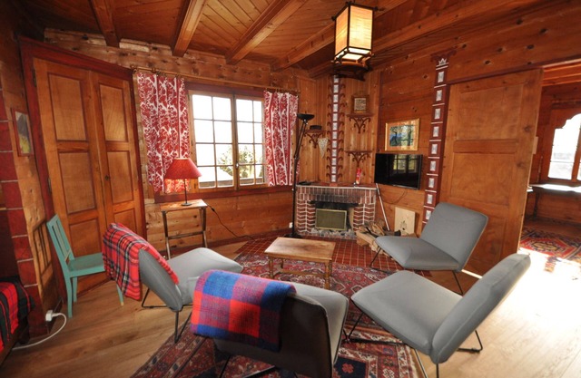 Nice family chalet located above the Gryon train station, 2 kilometers from the Place de la Barboleu