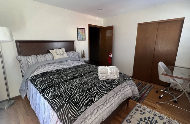 Nice friendly home, 3 min from Collins Aerospace, parking on site safe