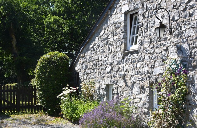 Casa con techos bajos en Han-sur-Lesse cerca de un bosque