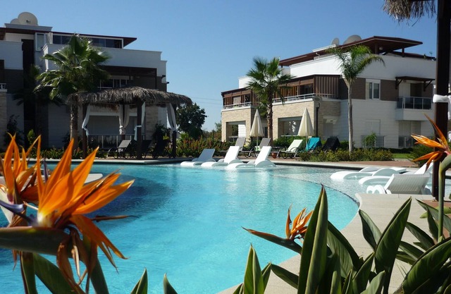 Apartamento en planta baja con piscina impresionante
