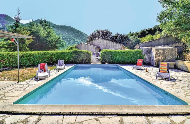 Nice home in Saint Lger du Ventoux with 2 Bedrooms and Outdoor swimming pool