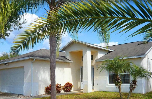 Nice home in a great location close to Disney, shopping and dining