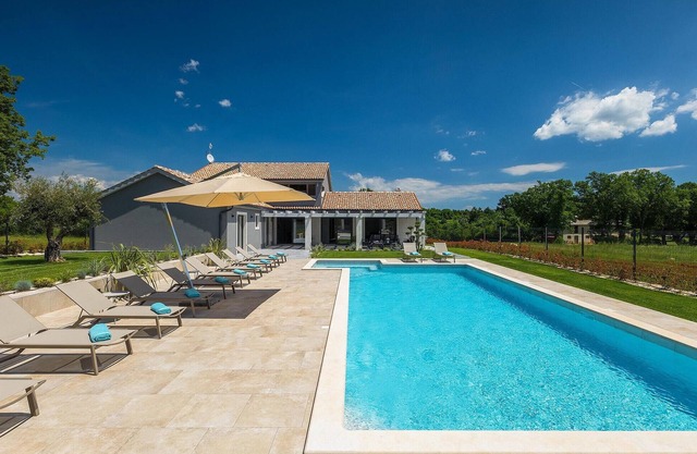 Bonita casa en Barban con piscina privada, puede ser interior o exterior.