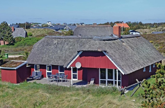 Nice Home In Henne With 4 Bedrooms, Sauna And Internet