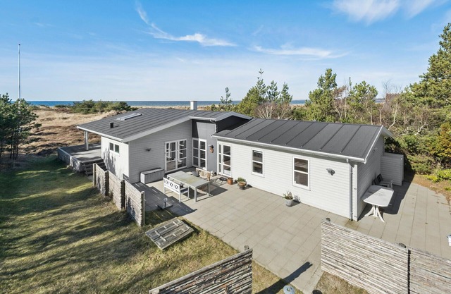 Bonita casa en Højby con vistas al mar.