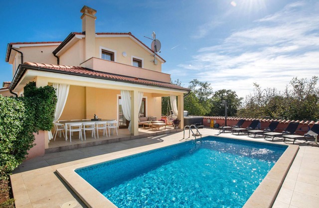 Bonita casa en Krvavica