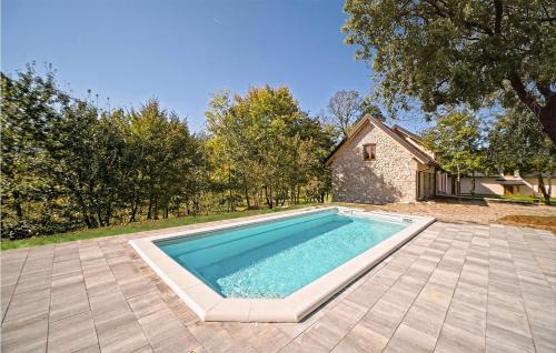 Nice Home In Licka Jesenica With Sauna