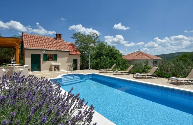Nice home in Muc w/ Outdoor swimming pool and 4 Bedrooms
