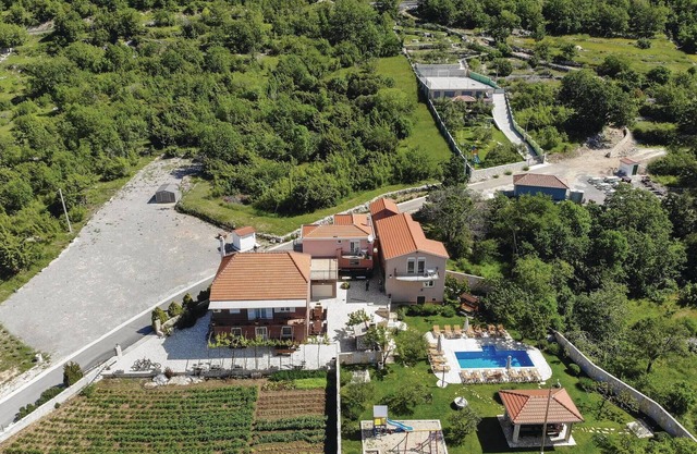 Bonita casa en Sestanovac con cocina.