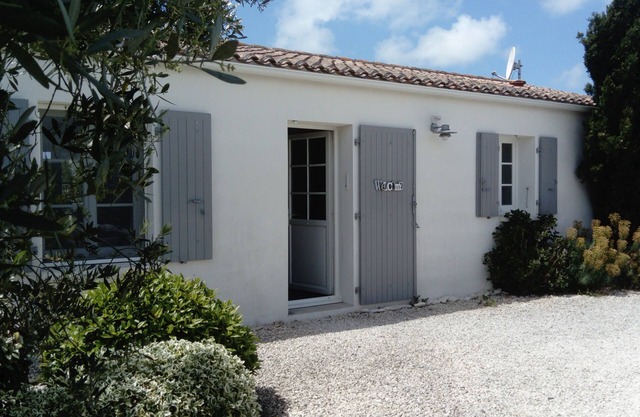 Nice House Totally Renovated With Swimming Pool & Outside Shower in a Quiet Area