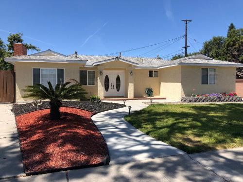 Nice house 10 minutes away to Disneyland or Knotts