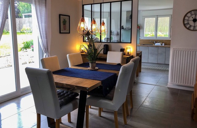 Pretty 4-bedroom house, 2 bathrooms, bikes/games, near Vannes and beaches