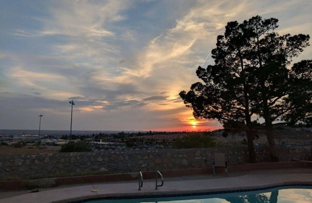 Bonita Casa 1600 Sq. ft ,, chimenea, piscina, jacuzzi