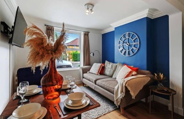 Nice House & Free Parking Close to Morden & Sutton