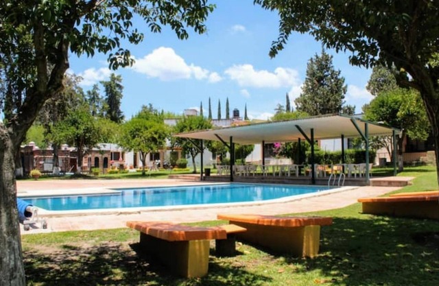 ¡Casa bonita frente a alberca, lago y área verde!