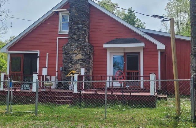 Nice log cabin home in the heart of bourbon country. Pet friendly.