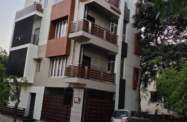 Nice North-East corner apartment with very good privacy and ample parking place