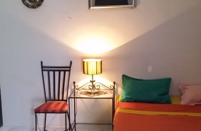Bonita habitación privada amueblada con aire acondicionado.