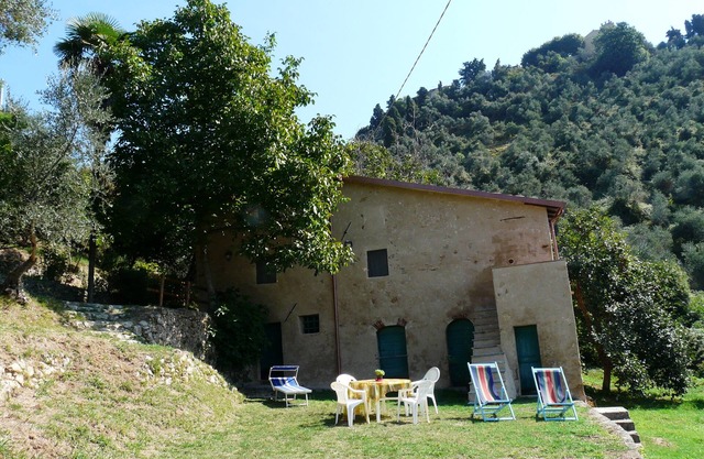 Pequeña casa "rústica" con jardín y vista encantadora de la costa de Versilia