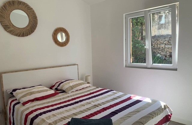 NICE STUDIO WITH OUTSIDE, AIR CONDITIONING, FREE WIFI PARKING NEAR LA CIOTAT