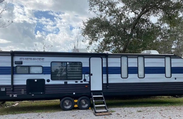 Nice travel trailer to stay for fun. 40 mn from New Orleans.