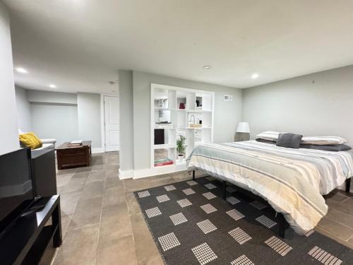 NIce Updated Basement in DC near transportation