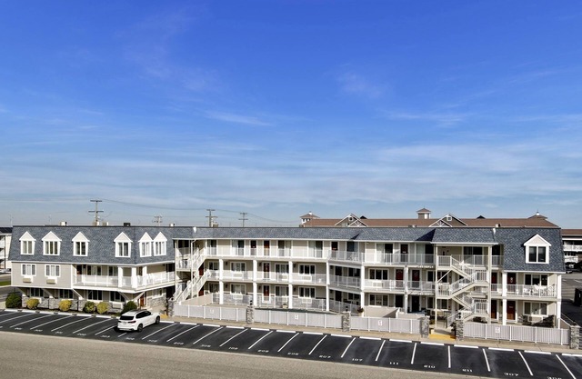 Muy bien equipado, con aire acondicionado, Merrimac Condominium que ofrece ubicación en la playa