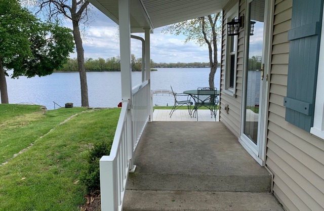 Nicely Appointed, Comfy Cottage ON THE LAKE with Awesome Views - Sleeps 10