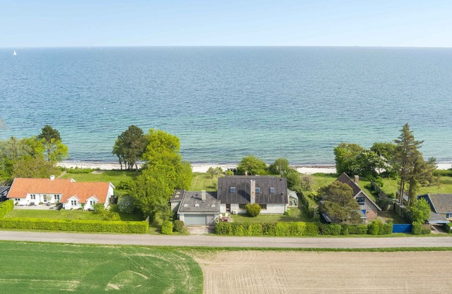 Nicely located villa with a view and access to the water