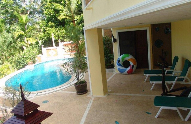 villa enclavada en la ladera de la montaña con piscina infinita