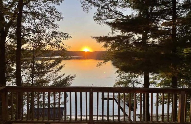 Nichols Lake Sunset Cottage