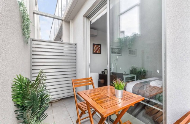 Nicholsons Nest Balcony Studio in Funky Fitzroy
