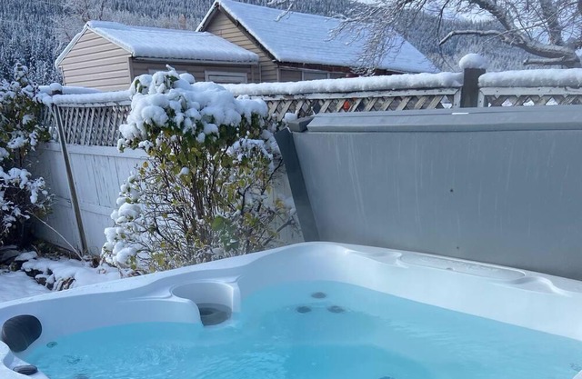 Nick's Place; Cozy Home with Hot Tub