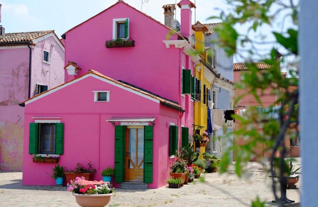 Night Galleria holiday home - bed & art in Burano - the pink house