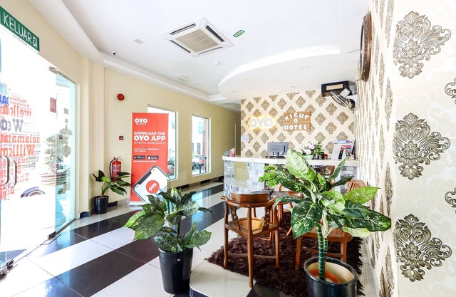 OYO 439 Night Queen Hotel