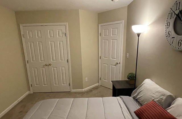 Nights in the city! 10 minutes from Carowinds 15 minutes from downtown Charlotte