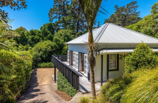 Nikau Grove - Onetangi Holiday Home