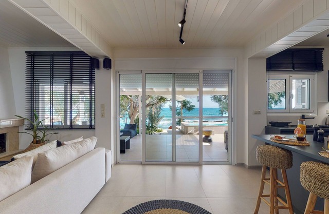 NIKKON LUXURY LIVING is a luxury private villa, in top of the sea.Enjoy LUXURY.