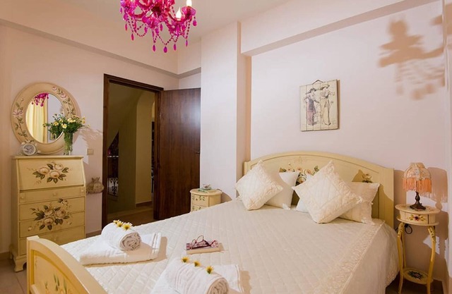 Νikolaos Villa with Private Pool, Playground & BBQ