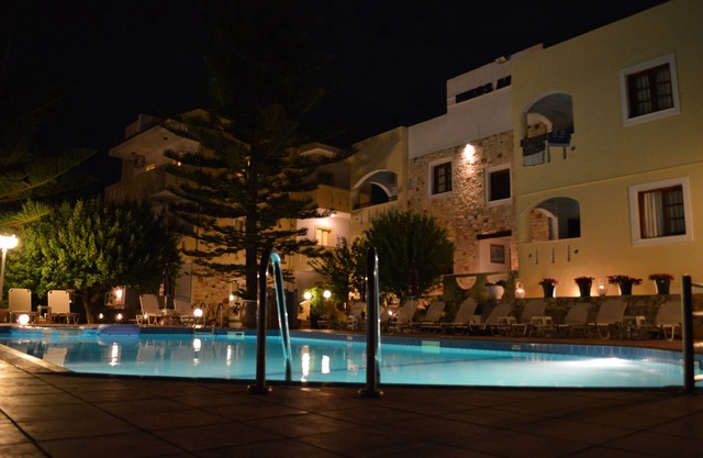 Nikos Apartments
