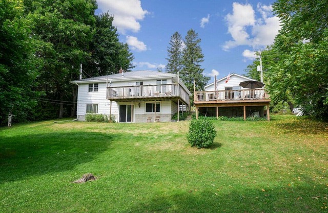 Nimalan · Cozy Waterfront Cottage on Mitchell Lake